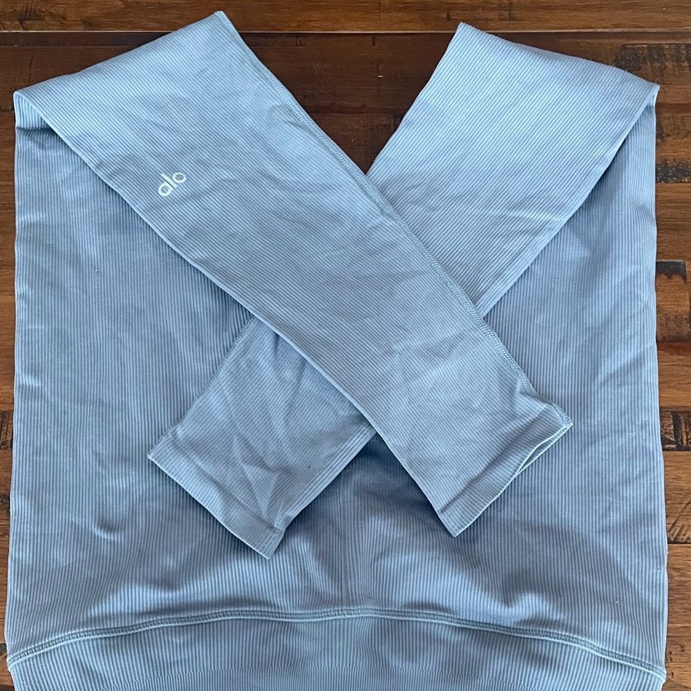 Alo like new (worn once) blue steel ribbed yoga leggings size M.